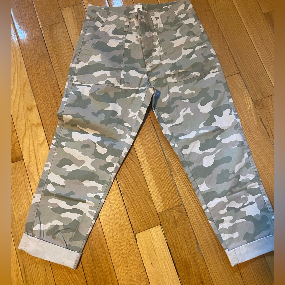 NWOT Gap Camo Patterned Pants. Size 6 So Cute!
